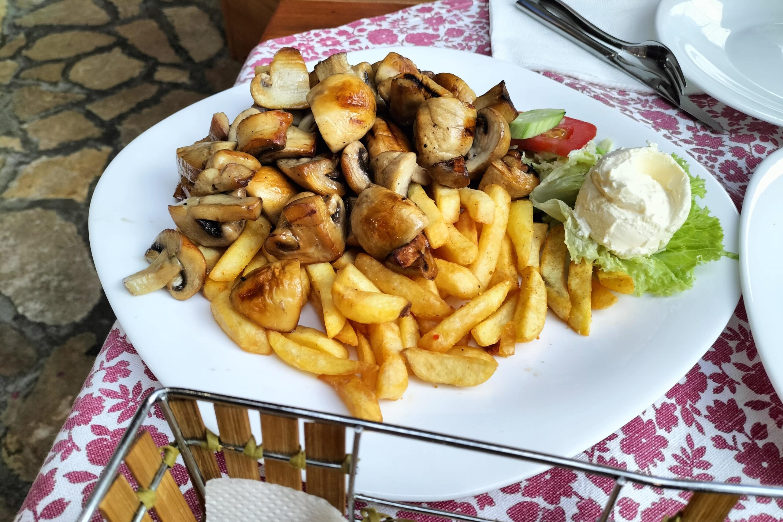 Barbecued mushrooms and chips with sour cream