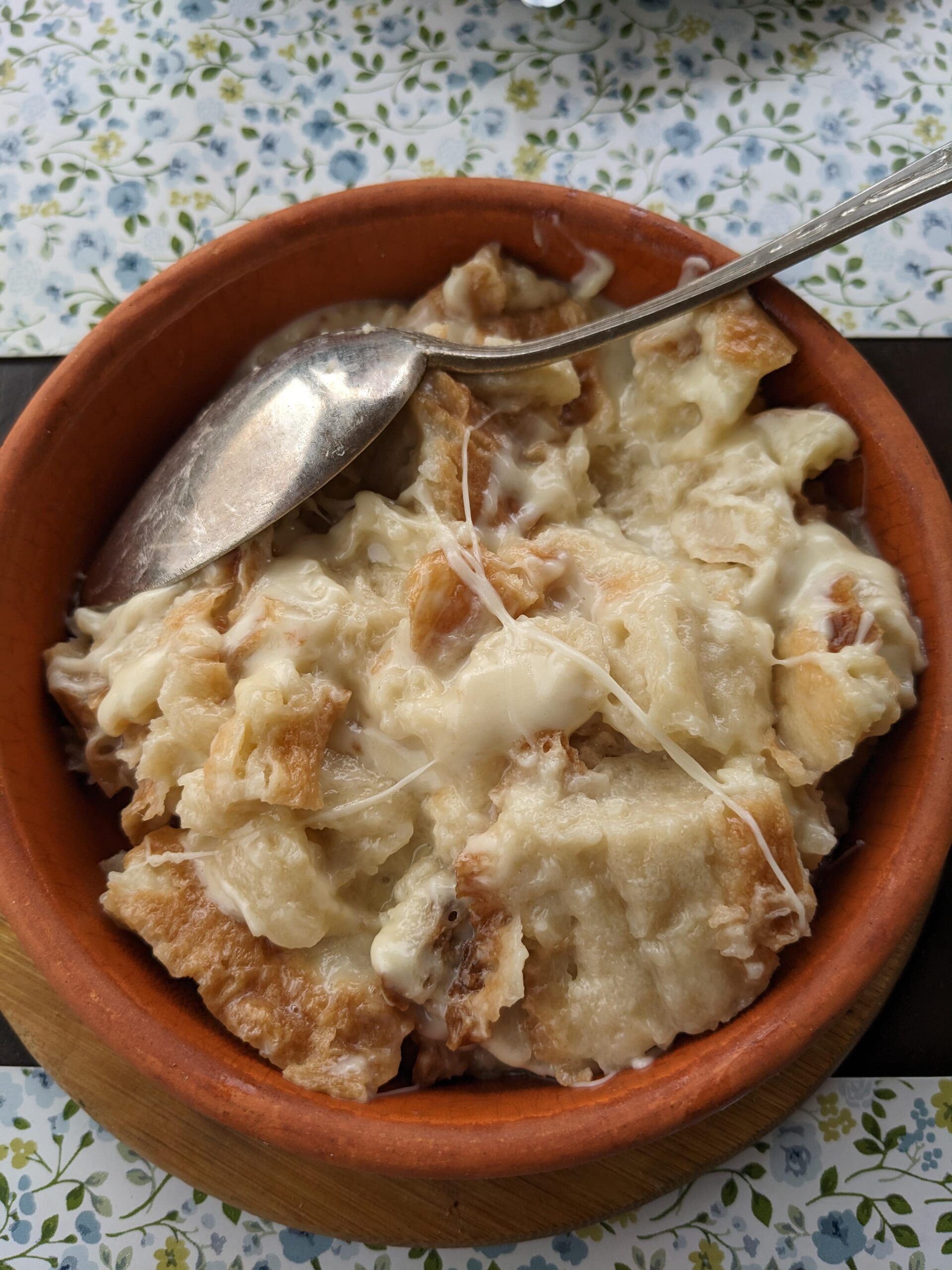 pachki chkhetvra, Georgian cheesy bread and butter pudding