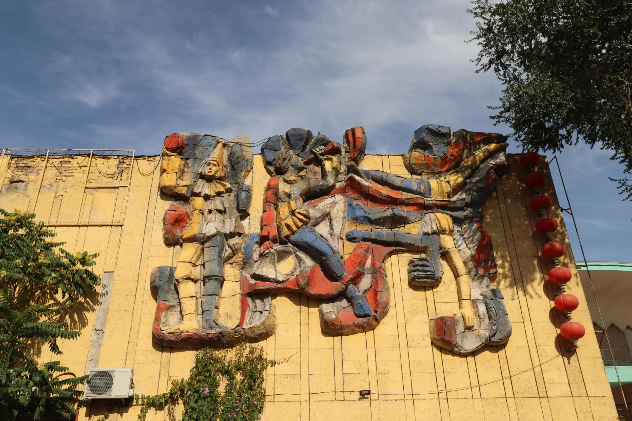 Circus Bas Relief IMG 3587 min scaled