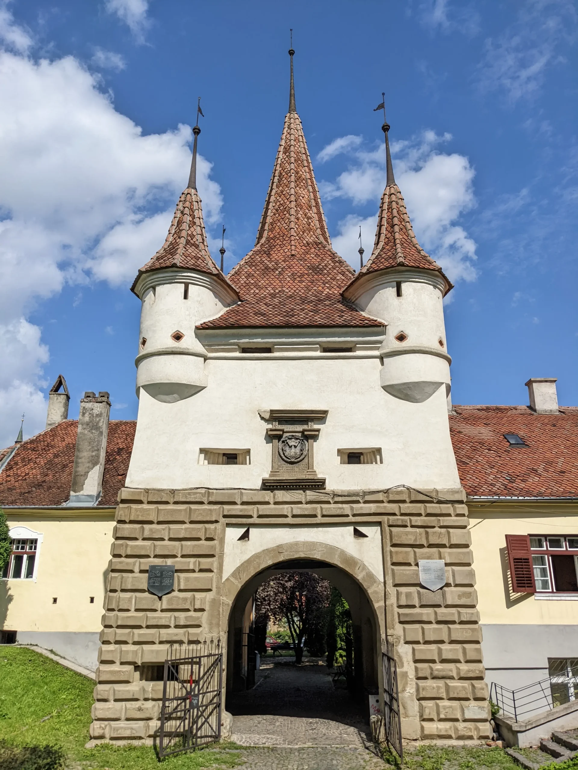 Poarta Ecaterine, Brasov Poarta Ecaterinei (Caterina's Gate) is a bricked archway with small white turrets and orange tiled spires in Brasov, Romania