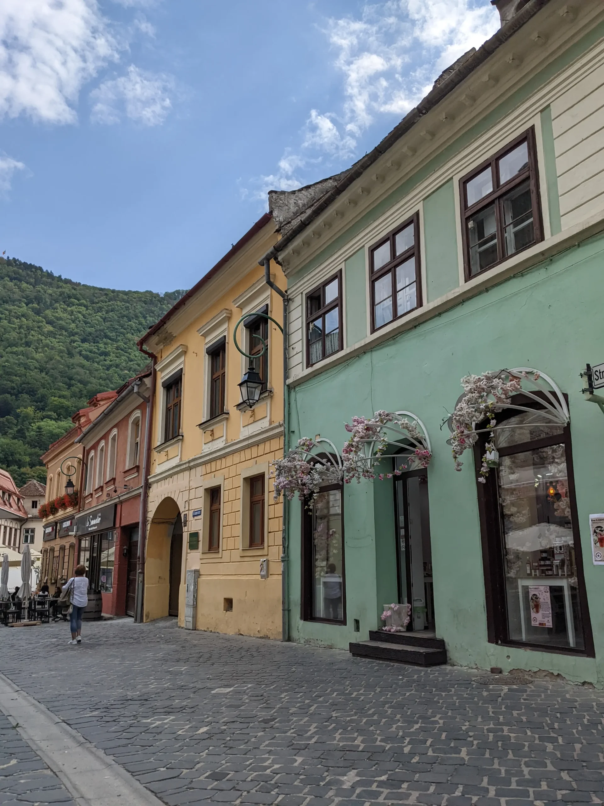 13 Unique Things to Do in Braşov (not just day trips!) 2 colourful buildings brasov scaled
